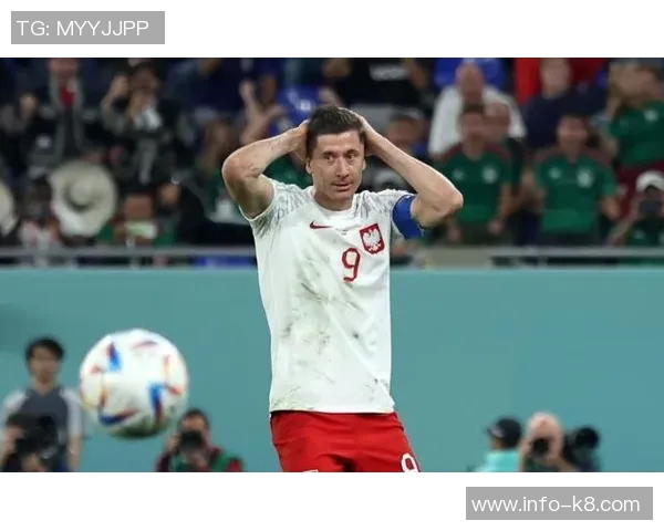 莱万谈门前失机原因风的影响让我的射门变得困难